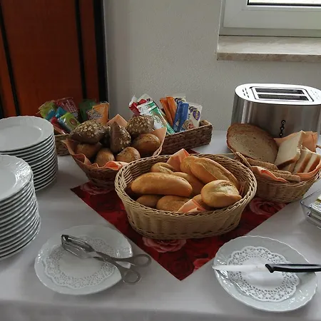 & Restaurant Am Rosenhuegel