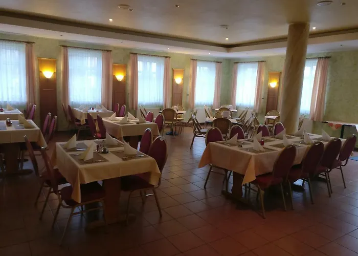 & Restaurant Am Rosenhuegel ホテル Jüchsen